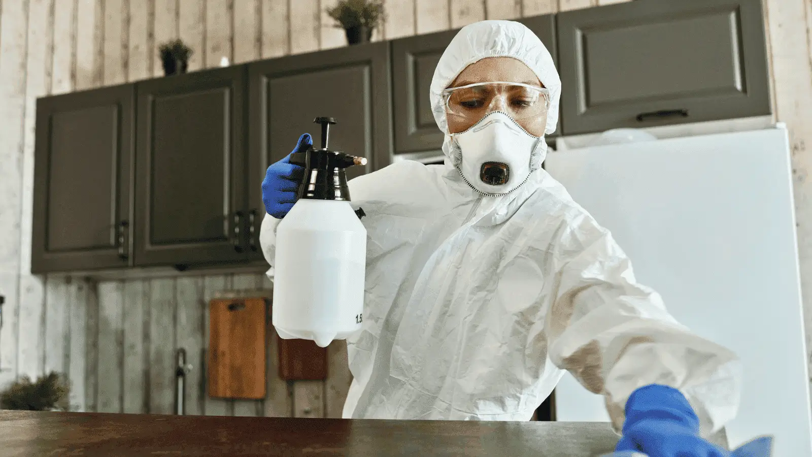 Technicien en combinaison réalisant une désinfection dans une cuisine à Marseille